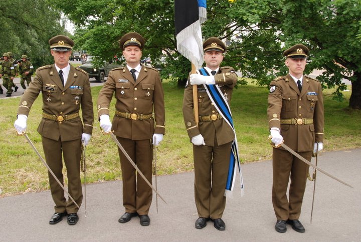 Eesti Reservohvitseride Kogu annetas pidulikul rivistusel kaitseväe ühendatud õppeasutustele lipu