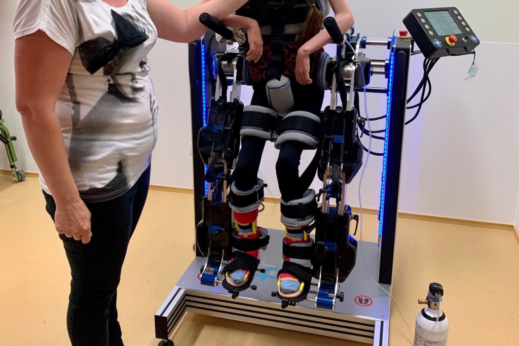 HEA TEGU I Kauaoodatud kõnnirobot aitab nüüd ka Pärnu Haiglas väikesed jalad liikuma